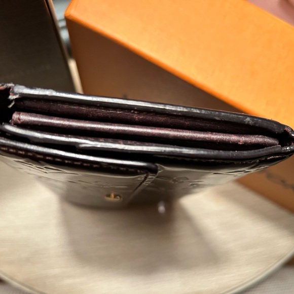 LOUIS VUITTON ‘Amarante Monogram Vernis Sarah’ Wallet. Beautiful patent leather! - Picture 7 of 9